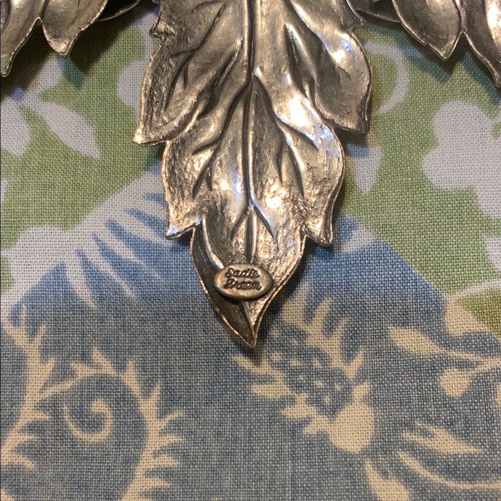 Vintage Brass Sadie Green Cherub Angel Floral Brooch with Mother of Pearl - Picture 4 of 13